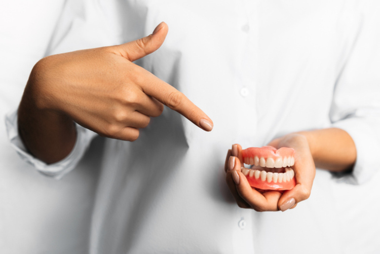 Cara Merawat Gigi Palsu yang Benar